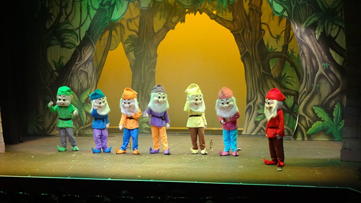 迪拜哑剧《白雪公主与七个小矮人》.JPG