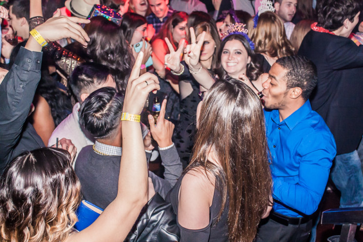 2016newyearschicagonyelimopartybuscrawllincolnparkmydrinkonmydrinkon285429.jpg