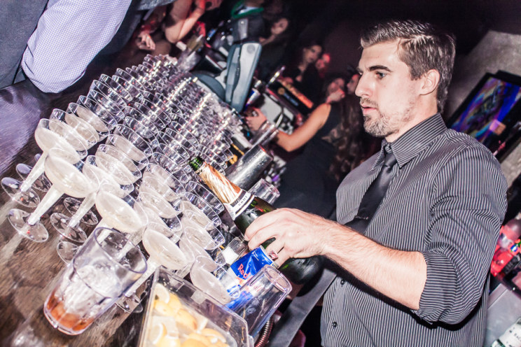 2016newyearschicagonyelimopartybuscrawllincolnparkmydrinkonmydrinkon285729.jpg