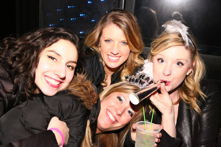 2016newyearschicagonyelimopartybuscrawlwickerparkmydrinkonmydrinkon2810729.jpg
