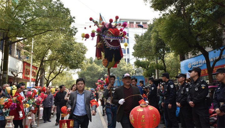巴黎民间艺术《拉线狮子》.png