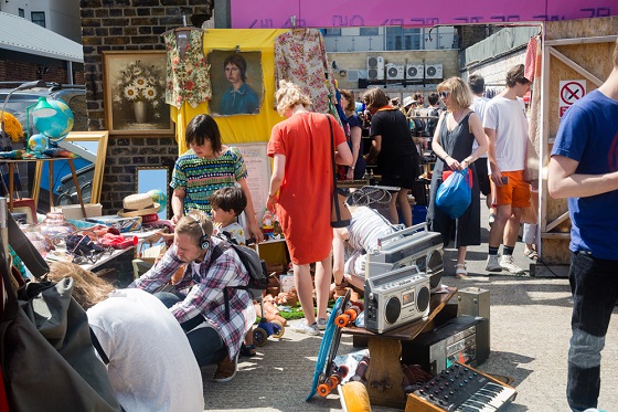 1546356180883792I2cg.jpg flea-market.jpg