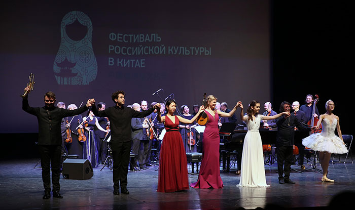 1576487506631784xTsu.jpg 演员谢幕.jpg